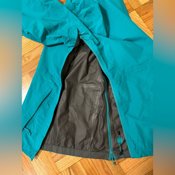 Outdoor Research Women’s Teal Waterproof Rain Jacket (Medium) - Picture 6 of 11